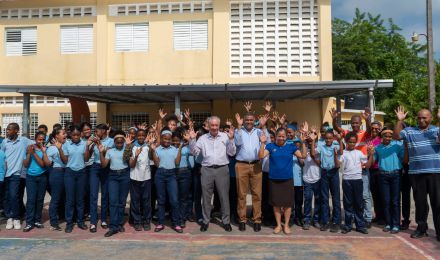 Puerta del Cielo construye gacebo en escuela de La Guáyiga para mejorar condiciones educativas