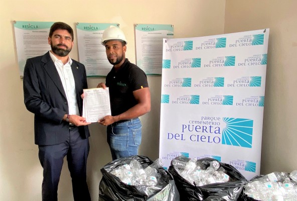  Parque Cementerio Puerta del Cielo recicla miles de botellas para la preservaci&oacute;n del medioambiente