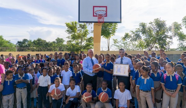  Parque Cementerio Puerta del Cielo dona cancha de baloncesto y equipos deportivos