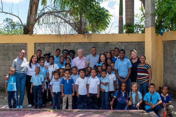 Un Gesto que Florece: Parque Cementerio puerta del Cielo beneficia a centro educativo con donaci&oacute;n de &aacute;rboles